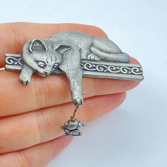 Signed JJ JONETTE JEWELRY Cat Dangling Mouse Playing Pewter Brooch Pin Vintage - Picture 2 of 8